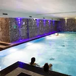 Flat 2, The Old Antiques Warehouse - Free Off-site Health Club Access With Pool, Sauna, Steam & Gym
