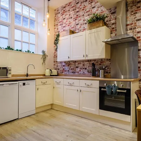 The Old Antiques Warehouse: Vintage Flat With Health Club Access Apartment *