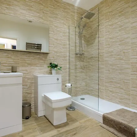 The Old Antiques Warehouse: Vintage Flat With Health Club Access *