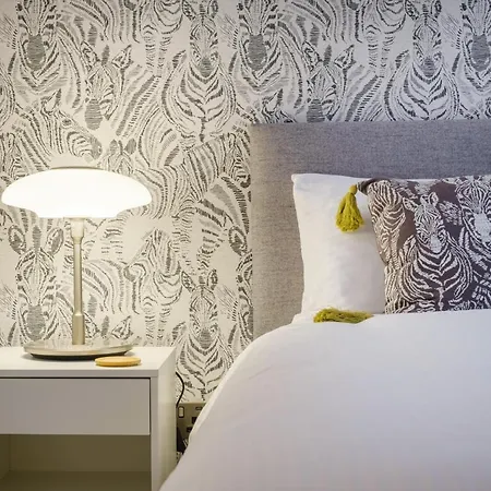 The Old Antiques Warehouse: Vintage Flat With Health Club Access *