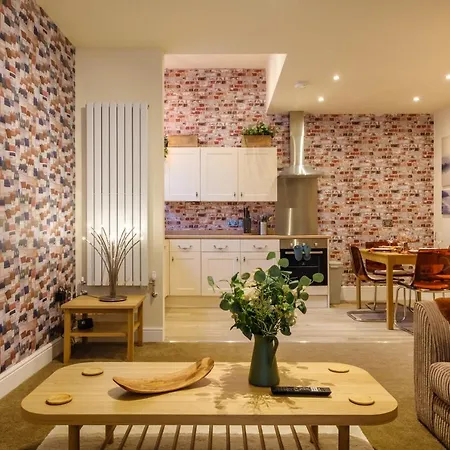 The Old Antiques Warehouse: Vintage Flat With Health Club Access Apartment