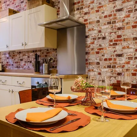 Apartment The Old Antiques Warehouse: Vintage Flat With Health Club Access Bowness-on-Windermere