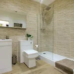Flat 2, The Old Antiques Warehouse - Free Off-site Health Club Access With Pool, Sauna, Steam & Gym *