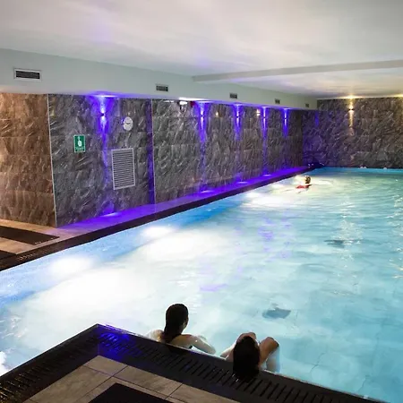 Flat 2, The Old Antiques Warehouse - Free Off-site Health Club Access With Pool, Sauna, Steam & Gym